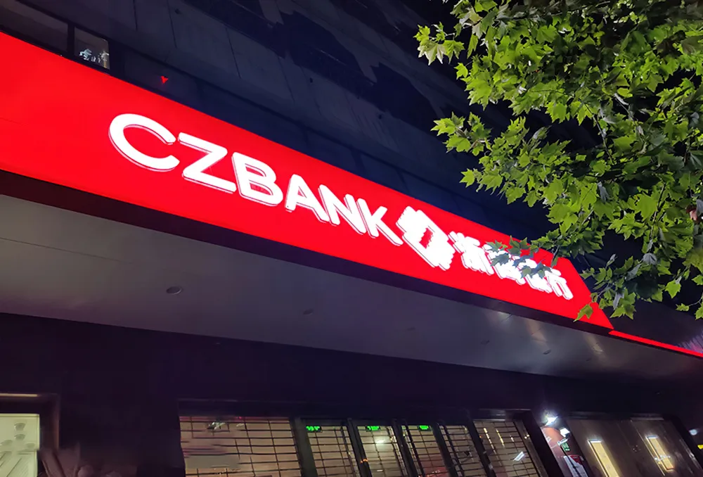 店招门头发光字制作多少钱？一文给你算清楚 - 上印广告